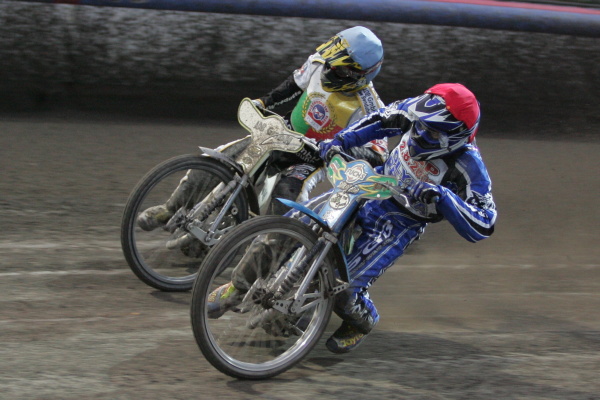 Luboš Tomíček (červená) zápolí s Mathiasem Schultzem (modrá).