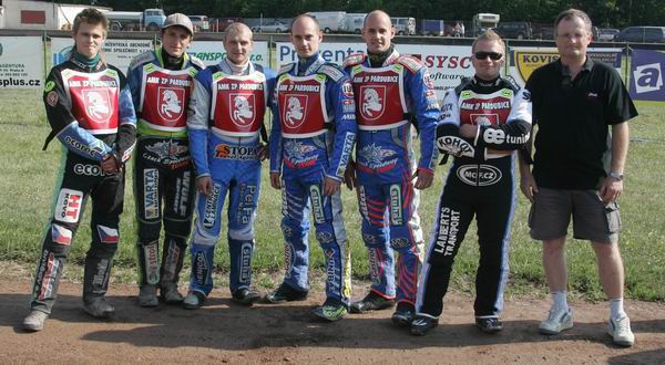 Základ pardubické sestavy zůstává stejný jako loni - na snímku Hynek Štichauer, Pavel Fuksa, Tomáš Suchánek, Aleš Dryml, Lukáš Dryml, Marián Jirout a kouč František Kalina.