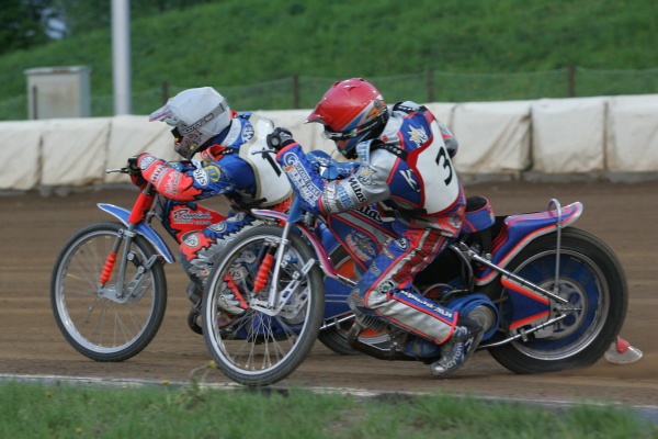 Filip Šitera (bílá) a Lukáš Dryml předvedli nejkrásnější jízdu večera.