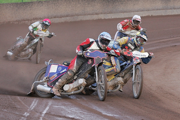 Jan Jaroš (modrá) odráží Martina Málka (žlutá), vzadu Hynek Štichauer (bílá) a Grzegorz Zengota (červená).