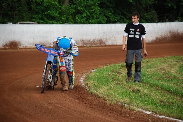 Rony Weis doslova nese svůj motocykl do cíle šesté jízdy.