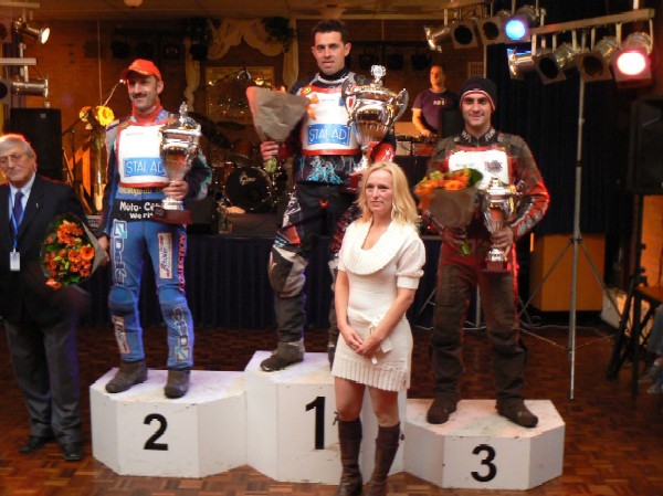 Bernd Diener, Stephane Tresarrieu a Richard Hall na stupních vítězů.