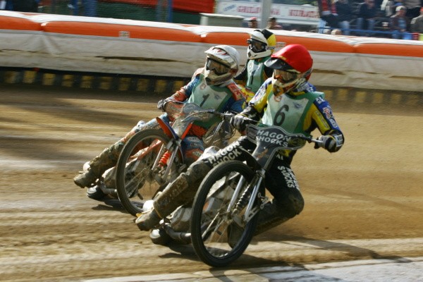 Filip Šitera se soustředí na svou poslední sezónu v juniorech - na snímku v boji s Lewisem Bridgerem (6) a Andrejem Karpovem (žlutá).