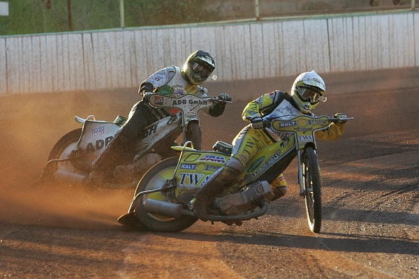 Josef Franc v akci před Mathiasem Schultzem.