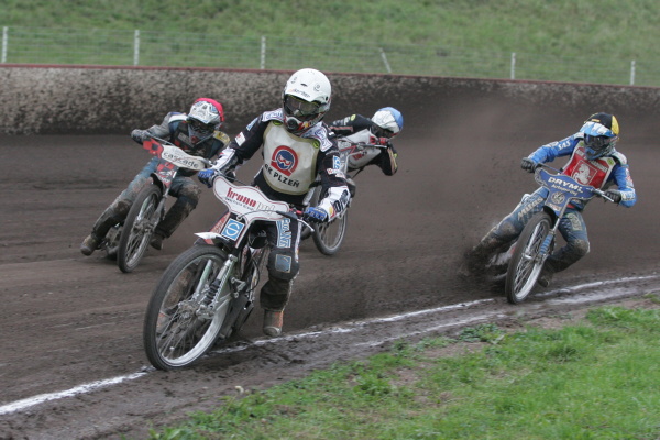 Grzegorz Walasek na snímku z předloňského roku vodí v české extralize Martina Vaculíka, Adriana Rymela a Aleše Drymla.