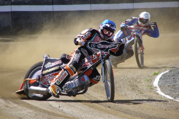 Lukáš Dryml přiletěl z Eastbourne přímo do Divišova - na snímku jede za Martinem Vaculíkem.