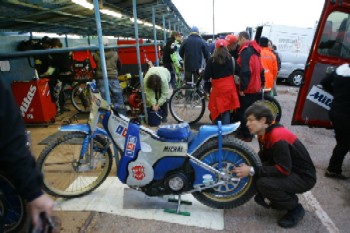 Své motocykly vyloží dnes ve slánském depu také Michal Dudek.