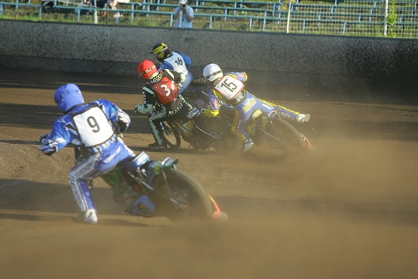 Jeden z klíčových momentů: Jan Holub (16) vede před Martinem Málkem (3), zatímco Norbert Kosciuch (15) padá a Luboš Tomíček (9) uzavírá skupinu.