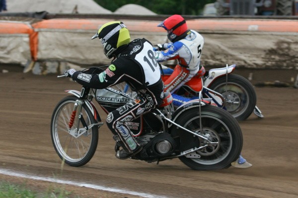 Adrian Rymel (18) v souboji se Zdeňkem Simotou.