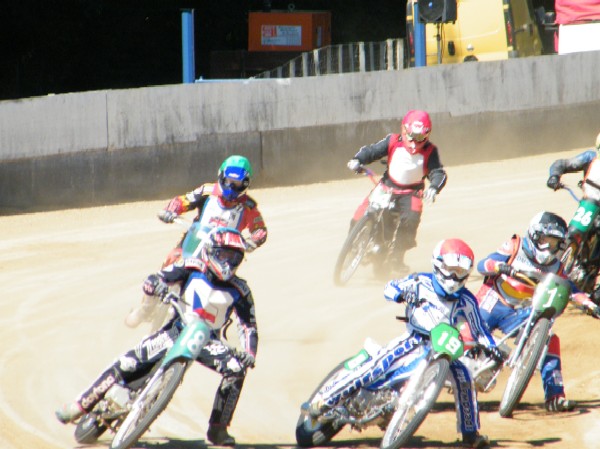 Jordan Dubernad v duelu s Jaroslavem Hladkým.