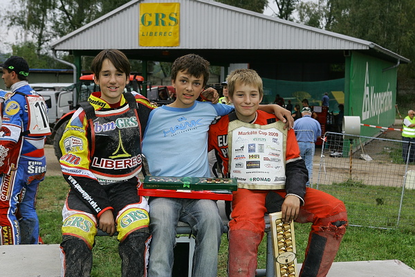 Michaela Krupičková, Dominik Hinner a Michal Škurla na stupních vítězů stopětadvacítek.