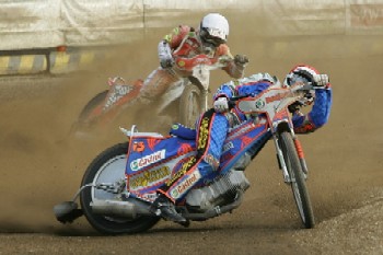 Michael Hádek se urputně brání Václavu Milíkovi.