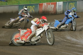 Václav Milík jede před Romanem Čejkou (žlutá) a Jakubem Fenclem (modrá).