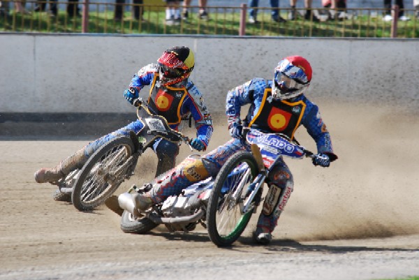 29. augusta bude ma Vlado Višváder (červená prilba) príležitos zvýši svoj rekord v počte účastí na Zlatej prilbe SNP.