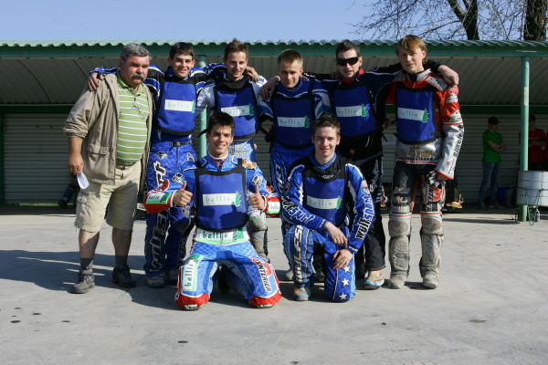 Praha: vzadu Vladimír Vopat, Jakub Fencl, Zdeněk Simota, Luboš Tomíček, Richard Wolff a Jaroslav Hladký, vpředu Matěj Kůs a Pavol Pučko.