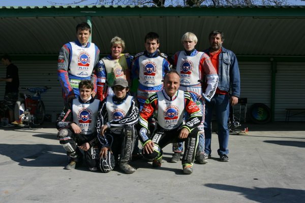 Plzeň: vzadu Pavel Ondrašík, Jan Holub, Michael Hádek, Martin Gavenda a Vladimír Kosina, vpředu Ondřej Veverka, Jiří Brummer a Karel Kadlec.