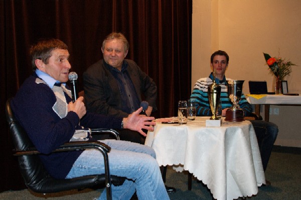 Josef Váňa u mikrofonu Miloslava Čmejly.