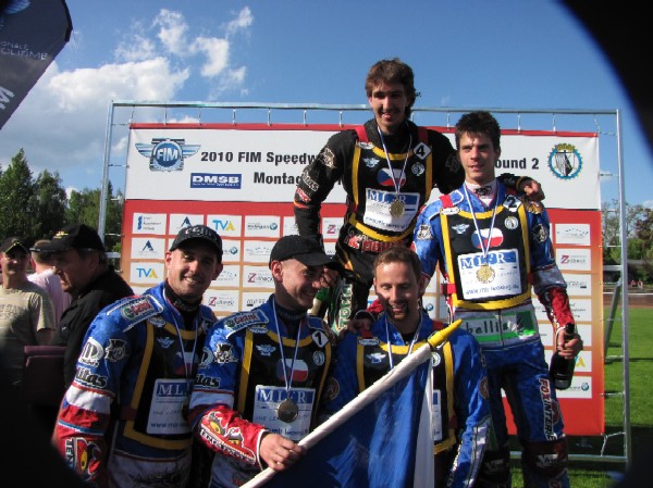 Český nároďák na pódiu.