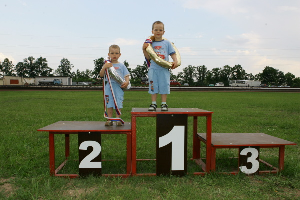 By byly při netradičně extralize připraveny i stupně vítězů, závodníci si na ně cestu nenašli.