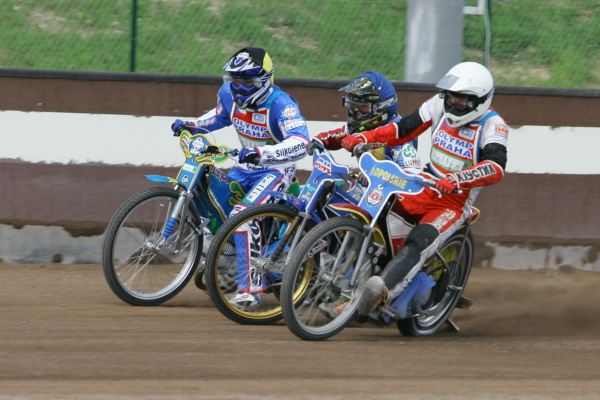 Jan Holub (modrá) v sevření Luboše Tomíčka (žlutá) a Igora Kononova (bílá).