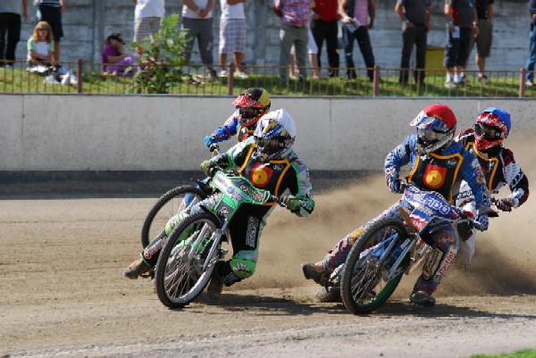 Vladimír Višváder (červená prilba) bude štartova opä v pretekoch ME.