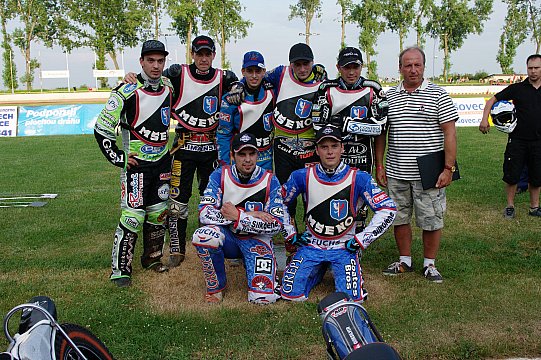 Mšeno: vzadu Filip Šitera, Piotr Protasiewicz, Ondřej Smetana, Pavel Fuska, Sebastian Ulamek a Petr Vandírek, pvředu Jan Jaroš a Tomáš Topinka.