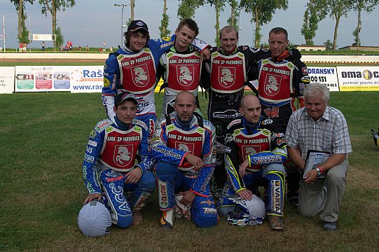 Pardubice: vzadu Václav Milík, Hynek Štichauer, Tomáš Suchánek a Matej Ferjan, vpředu René Vidner, Jaroslav Petrák, Aleš Dryml a Lubomír Vozár.