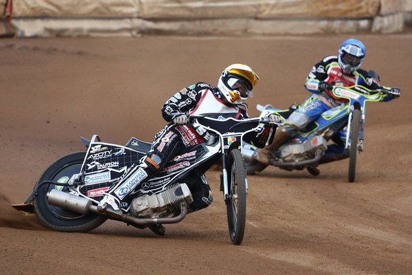 Sebastian Ulamek vede před Alešem Drymlem.