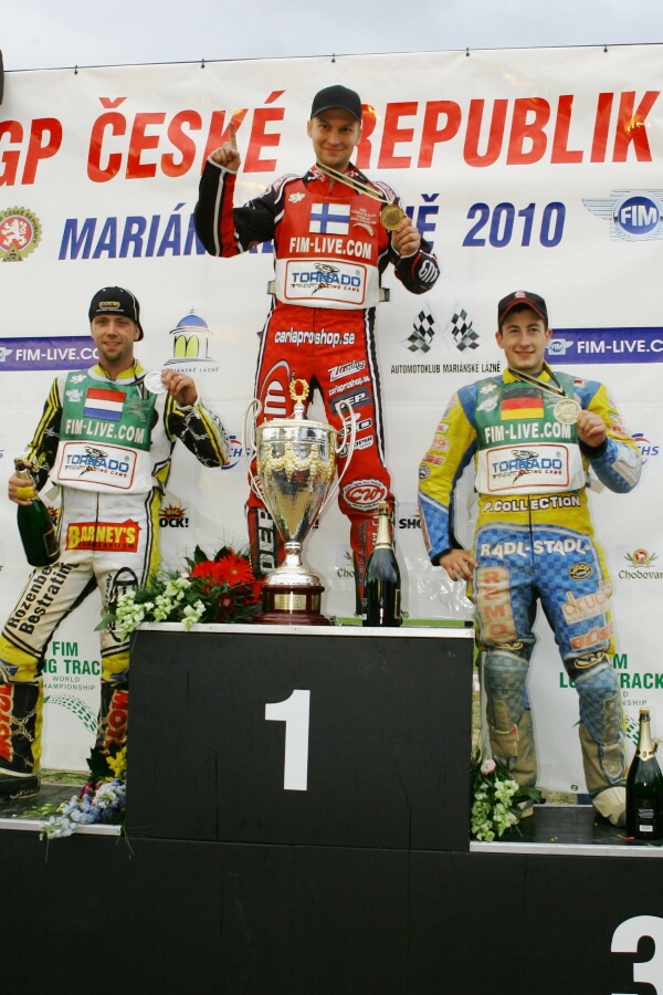 KOnečné pořadí Grand Prix: zleva vicemistr Theo Pijper, šampión Jonas Kylmäkorpi a třetí Richard Speiser.