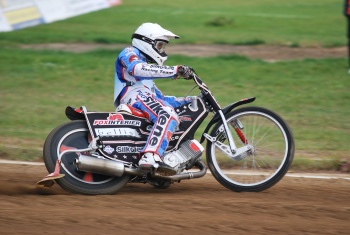 Matěj Kůs vede šampionát.