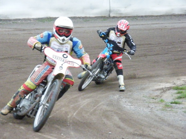 David Štěrovský - na snímku před Lukášem Kovaříkem - se o víkendu dostal na dráhu až v neděli.