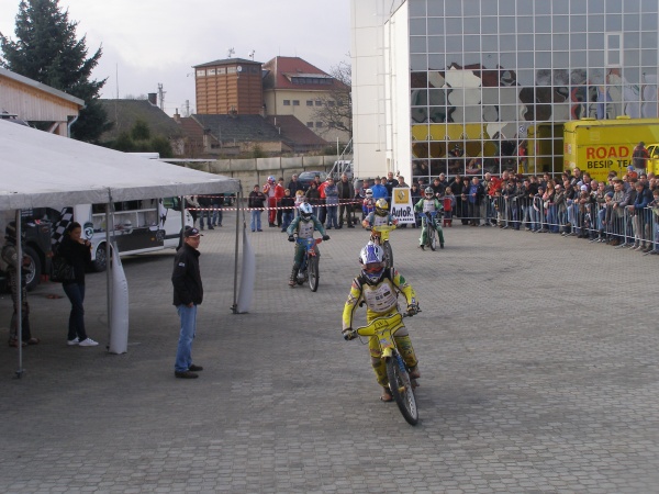 Plochá dráha na zámkové dlažbě.