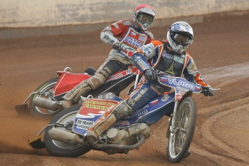 Souboje s mladíky ho motivují - na snímku před Jaroslavem Hladkým.