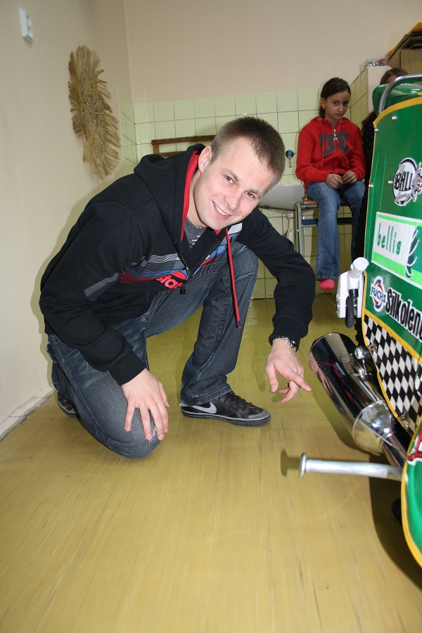 Luboš Tomíček při reklamní akce na výfuky DEP.