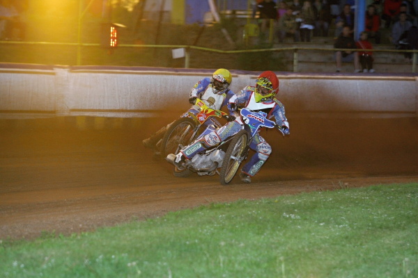 Václav Milík atakuje Jana Holuba.