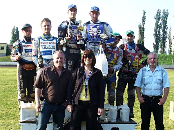 Stupně vítězů hlavního závodu.