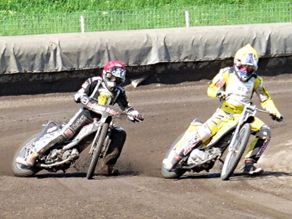 Richard Geyer (červená) útočí na Michala Škurlu.