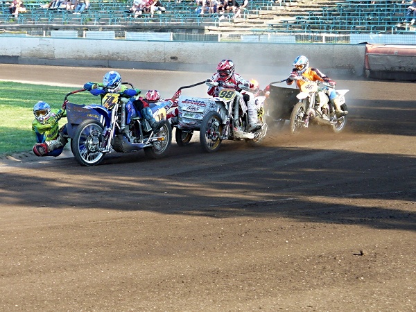 Atraktivní boje motokrosových sajdkár.