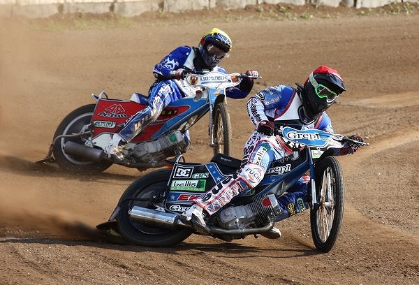 V souboji neporažených vodí Jan Jaroš Zdeňka Simotu.