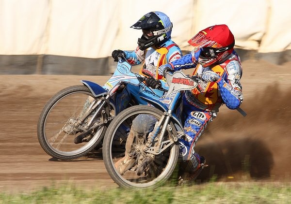 Tomáš Suchánek (modrá) a Jaroslav Petrák nakonec garantovali pardubický triumf.
