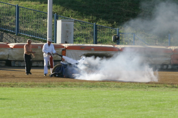 Hynek Veverka asistuje u hašení motocyklu Jana Holuba.
