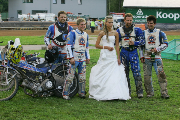 O polibek nevěsty se podělili Jan Jaroš, Jan Holub, ZDeněk Simota a Michael Hádek.