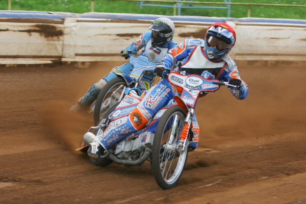 Filip Šitera jede před Tomášem Suchánkem.