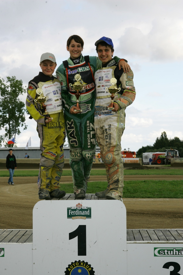 Filip Hájek, Michaela Krupičková a Zdeněk Holub na stupních vítězů.