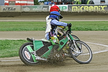 Jakub Ondroušek atakuje Michala Škurlu.