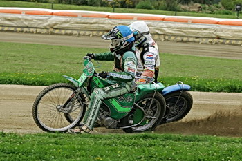 Michaela Krupičková (modrá) vzdoruje Zdeňku Holubovi.