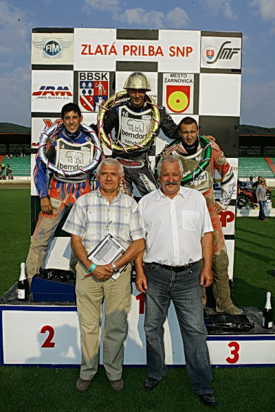 Trojice nejlepších na stupních vítězů.