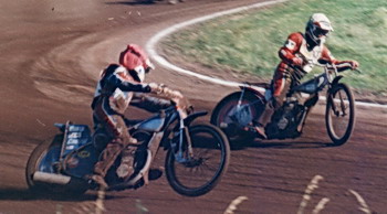 Soubojů, jako Robert Král (červená) a Vlastimil Červenka na snímku, extraliga 1995 mnoho nezažila.