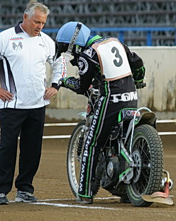 Tomáš Suchánek si vybírá správnou pozici pod bedlivým dohledem startmaršála Jaroslava Kocka.