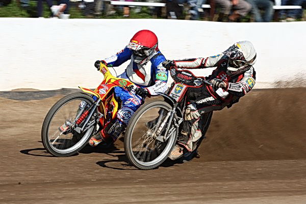 Fritz Wallner (bílá) útočí na Václava Milíka.